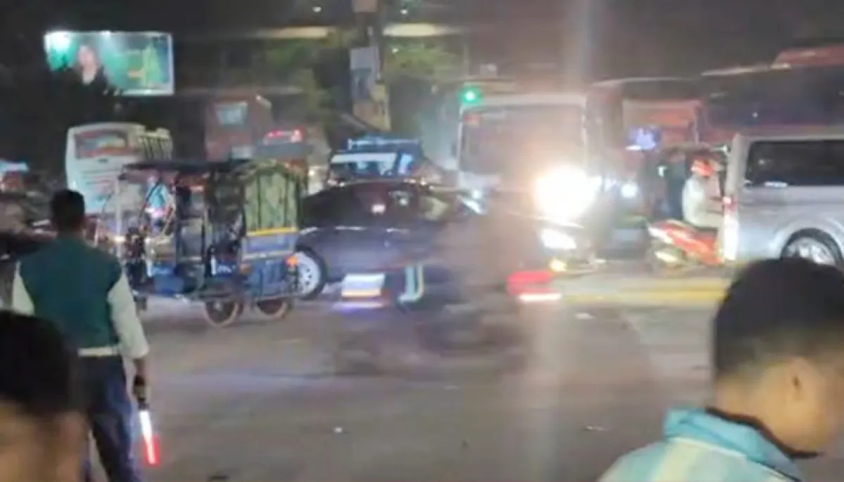 This time a cocktail explosion at shahbagh intersection causing panic among the public