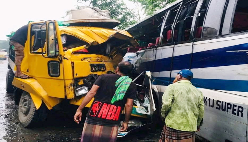 পাবনায় বাস-ট্রাকের মুখোমুখি সংঘর্ষে ৩ জন নিহত | দেশবার্তা নিউজ 