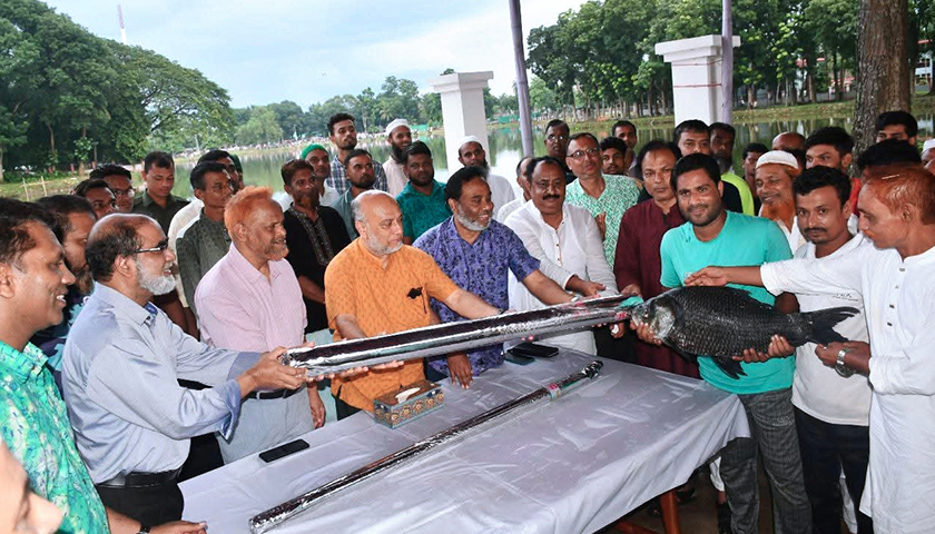 বাকৃবিতে মৎস্য শিকার প্রতিযোগিতায় বিজয়ীদের মধ্যে পুরস্কার বিতরণ | বিশ্ববিদ্যালয় নিউজ 