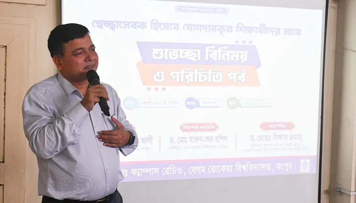 Vice chancellor exchanges greetings with volunteer students in brur