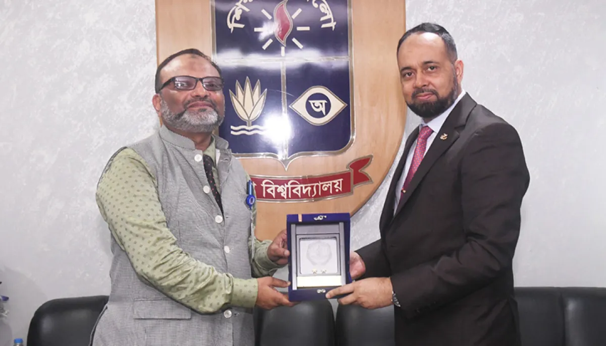 Courtesy meeting between du and bangladesh maritime university vcs