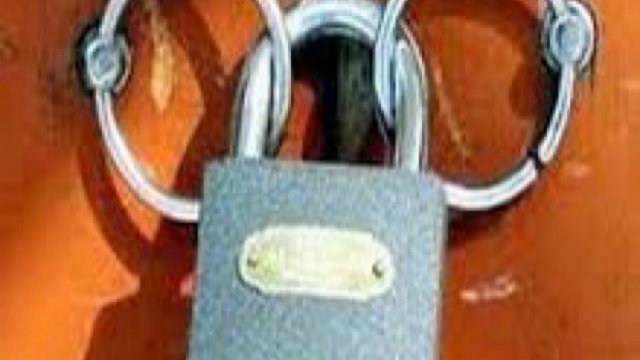 কলেজের টাকা আত্মসাৎ : শাস্তির দাবিতে অধ্যক্ষের কার্যালয়ে শিক্ষার্থীদের তালা | কলেজ নিউজ 