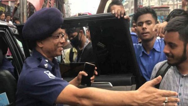 Students stop police DIG, find no licence or papers | College News 