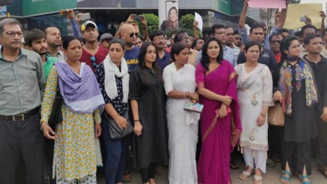 Actors take to the streets supporting students | College News 