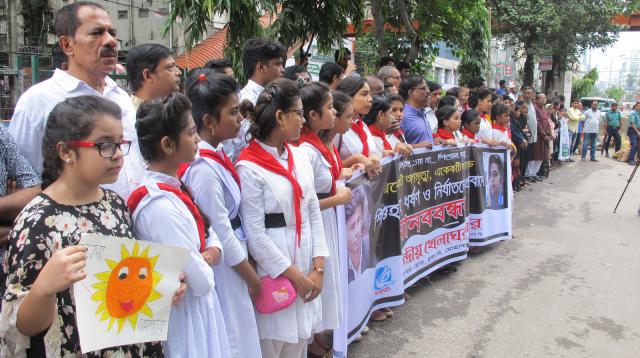 Bangladesh teenagers demanding road safety paralyse Dhaka