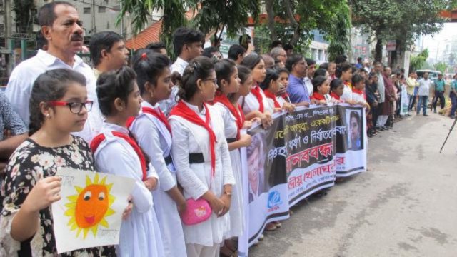 Bangladesh teenagers demanding road safety paralyse Dhaka | College News 
