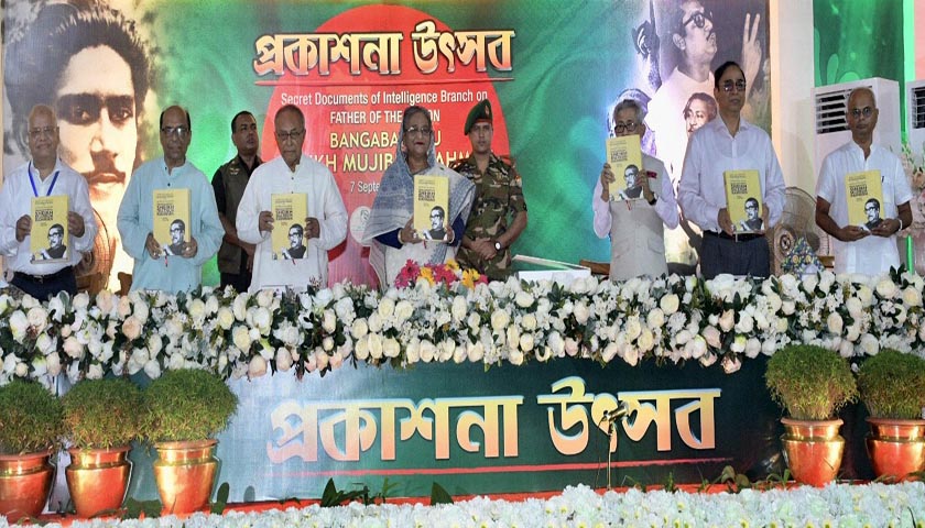 বিমানে যাত্রীদের সঙ্গে কুশল বিনিময় করলেন প্রধানমন্ত্রী