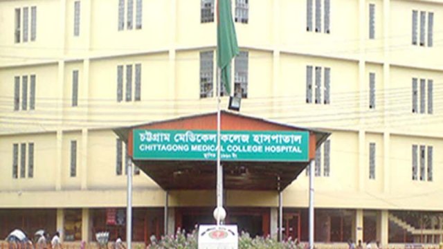 চমেকে ইন্টার্ন চিকিৎসকদের কর্মবিরতি অব্যাহত | বিবিধ নিউজ 