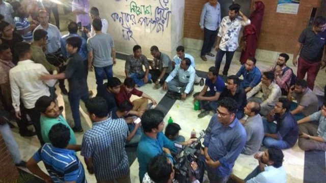 বিক্ষোভের মুখে চিকিৎসক নিয়োগ পরীক্ষা স্থগিত | মেডিকেল ও কারিগরি নিউজ 