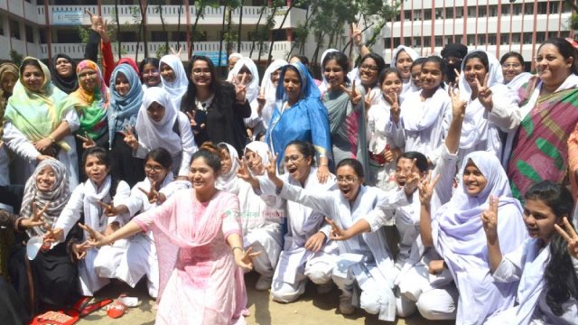 ছবিতে এইচএসসি উত্তীর্ণদের উল্লাস | এইচএসসি/আলিম নিউজ 