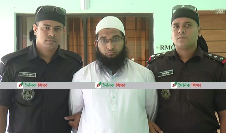 নির্দেশ অমান্য করে তালা ভেঙে হলে ঢুকল জাবি শিক্ষার্থীরা 