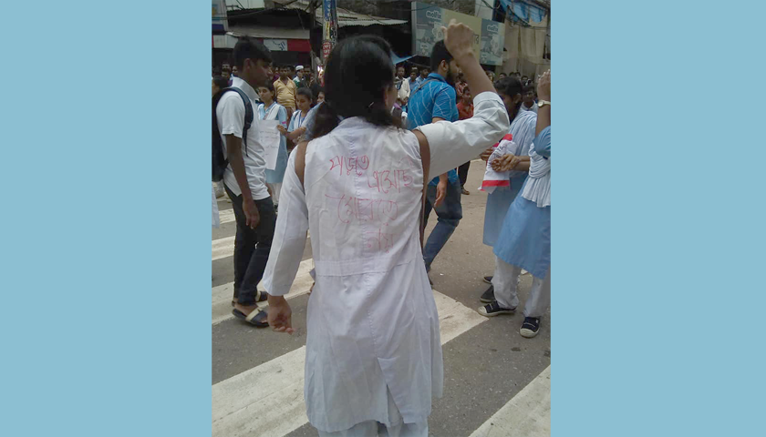 সাত শিক্ষার্থীর ওপর উঠিয়ে দেওয়া হলো প্রাইভেটকার | বিবিধ নিউজ 