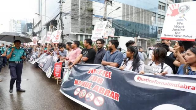 নাইমুলের মৃত্যুতে ক্ষোভ, মানববন্ধন | কলেজ নিউজ 