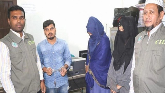 অনলাইনে দুই কলেজছাত্রীর যৌন প্রতারণার ফাঁদ | কলেজ নিউজ 