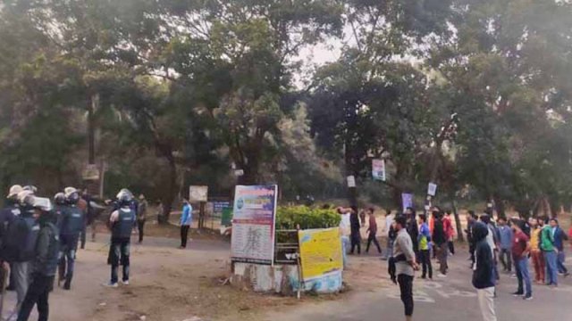 চবিতে ছাত্রলীগের সংঘর্ষ, আটক ২০ : ক্যাম্পাসে অবরোধ | বিশ্ববিদ্যালয় নিউজ 