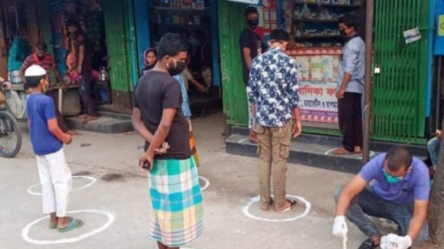 দোকানের সামনে গোল বৃত্ত করে দূরত্ব রক্ষা | বিবিধ নিউজ 