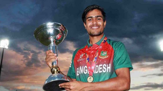 বিশ্বকাপজয়ী আকবরের জার্সি-গ্লোভস কিনল যুক্তরাষ্ট্র প্রবাসী | বিবিধ নিউজ 