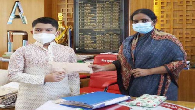 টিফিনের জমানো টাকা নিয়ে করোনায় কর্মহীনদের পাশে স্কুলছাত্র | স্কুল নিউজ 