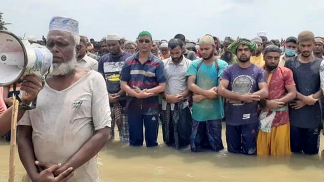 সরকারকে বেকায়দায় ফেলতে হাঁটু পানিতে নামাজ | বিবিধ নিউজ 