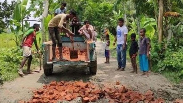 রাস্তা মেরামতে বিশ্ববিদ্যালয়ের শিক্ষার্থীদের স্বেচ্ছাশ্রম | বিবিধ নিউজ 
