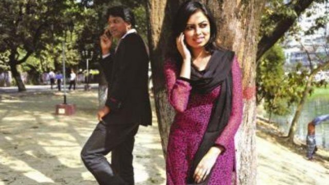 সরকার মোবাইলে কথা বলায় বাড়তি কর তুললোই না | বিবিধ নিউজ 