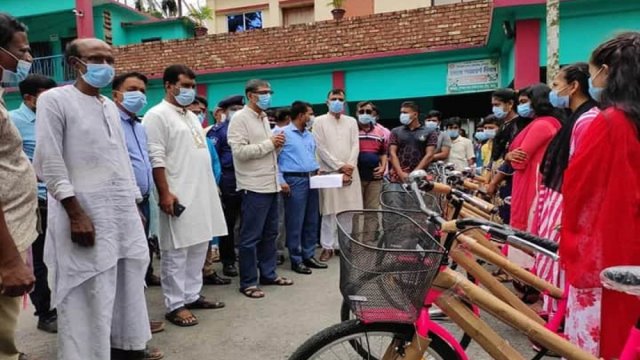 প্রধানমন্ত্রীর শিশুখাদ্য উপহার পেল মাগুরার শিক্ষার্থীরা | স্কুল নিউজ 
