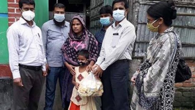 শিক্ষার্থীর বাড়ি-বাড়ি পোঁছে দেয়া হল স্কুলফিডিংয়ের বিস্কুট | বিবিধ নিউজ 