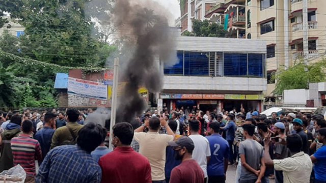 ছাত্রাবাসে ধর্ষণ : অভিযুক্তদের বিচারের দাবিতে বিক্ষোভে সাধারণ শিক্ষার্থীরা | কলেজ নিউজ 