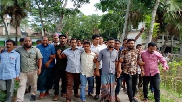 মুলাদীতে বঙ্গবন্ধুকে নিয়ে কটূক্তি, অধ্যক্ষের কক্ষে তালা ঝুলিয়ে বিক্ষোভ | বিশ্ববিদ্যালয় নিউজ 