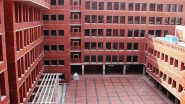 ইস্ট ওয়েস্ট বিশ্ববিদ্যালয়ে ‘স্টুডেন্টস এক্টিভিটিস ফি’ মওকুফ | বিশ্ববিদ্যালয় নিউজ 