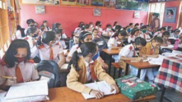 শিক্ষাপ্রতিষ্ঠান বন্ধ থাকায় মানসিক চাপে শিক্ষার্থীরা, হাসিখুশি রাখার পরামর্শ | কলেজ নিউজ 