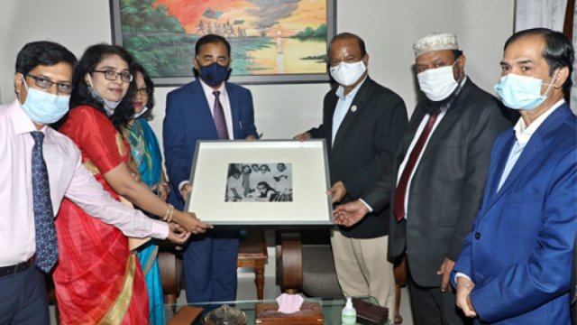 সোনালী ব্যাংকে গচ্ছিত জাতির পিতার নিদর্শন প্রতিরক্ষা সচিবের কাছে হস্তান্তর | বিবিধ নিউজ 