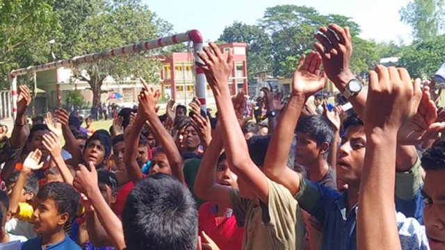 অ্যাসাইনমেন্ট বিক্রির প্রতিবাদে শিক্ষার্থীদের বিক্ষোভ, প্রধান শিক্ষকের মোটর সাইকেল ভাংচুর | স্কুল নিউজ 