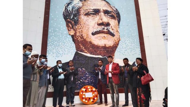 বঙ্গবন্ধুর ম্যুরালে আত্তীকৃত সরকারি মাধ্যমিক শিক্ষক সমিতির শ্রদ্ধা | সমিতি সংবাদ নিউজ 