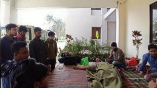 খুবিতে অসুস্থ শিক্ষার্থীদের পক্ষে অনশনে দুই সহপাঠী | বিশ্ববিদ্যালয় নিউজ 