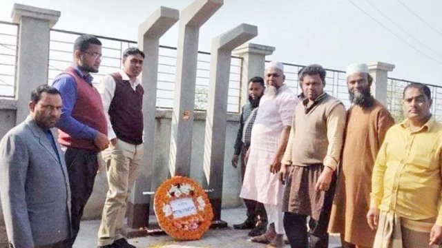 শহীদ মিনারে জুতা পায়ে প্রধান শিক্ষক ও কমিটির সভাপতি | স্কুল নিউজ 