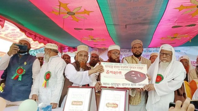 অধ্যক্ষকে প্রাক্তন শিক্ষার্থীদের ১৫ লাখ টাকার গাড়ি উপহার | মাদরাসা নিউজ 