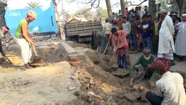 পৌর কাউন্সিলর বেঁচে দিলেন সরকারি স্কুলের মাটি! | স্কুল নিউজ 