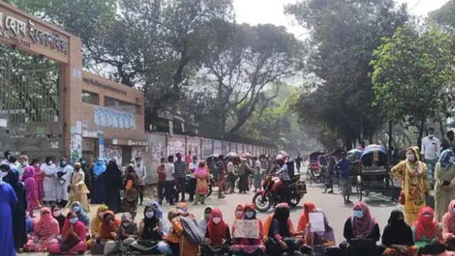 পরীক্ষার দাবিতে সড়ক অবরোধ করেছে গার্হস্থ্য অর্থনীতি কলেজের শিক্ষার্থীরা | কলেজ নিউজ 