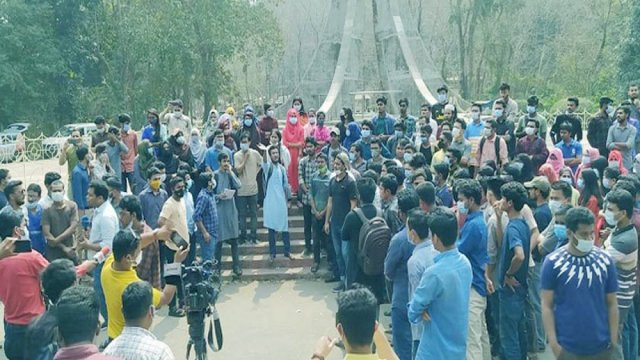 পরীক্ষা স্থগিতের প্রতিবাদে চবি শিক্ষার্থীদের বিক্ষোভ | বিশ্ববিদ্যালয় নিউজ 