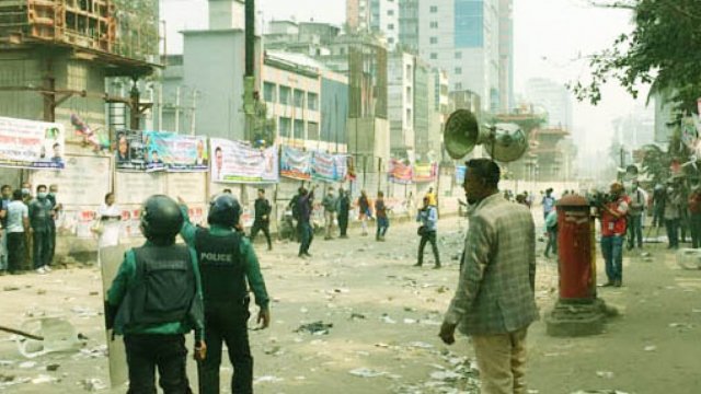 জাতীয় প্রেসক্লাবে ছাত্রদল কর্মীদের সঙ্গে পুলিশের সংঘর্ষ, লাঠিচার্জ | বিবিধ নিউজ 