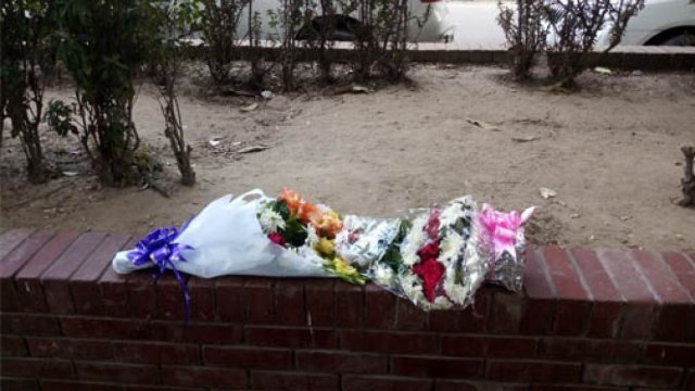 শিক্ষকদের নিয়ে আসা ফুলগুলো অযত্নেই পড়ে রইলো | বিবিধ নিউজ 