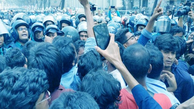 ডিজিটাল নিরাপত্তা আইন বাতিলের দাবিতে স্বরাষ্ট্র মন্ত্রণালয় ঘেরাও | বিবিধ নিউজ 