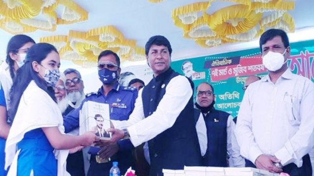 বঙ্গবন্ধুর অসমাপ্ত আত্মজীবনী পেল নাটোরের সাড়ে তিন হাজার শিক্ষার্থী 