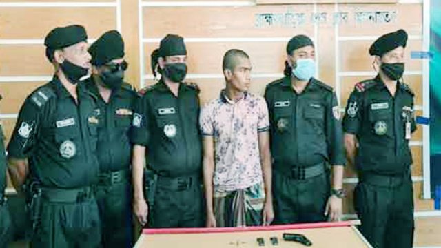 বঙ্গবন্ধুর ম্যুরাল ভাংচুরকারী যুবক পিস্তলসহ গ্রেফতার | বিবিধ নিউজ 