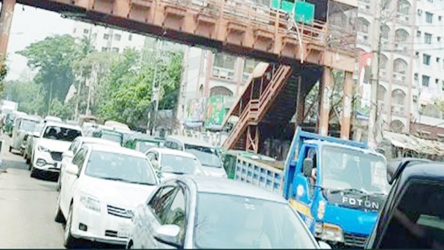 লকডাউনেও রাজধানীতে ট্রাফিক জ্যাম | বিবিধ নিউজ 