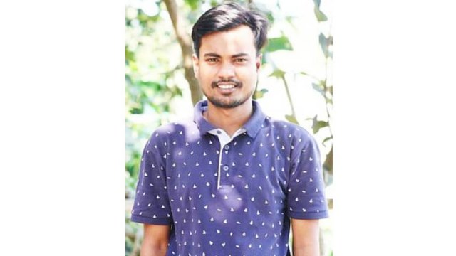 হেফাজতকে নিয়ে ফেসবুকে পোস্ট, ঢাবি ছাত্রলীগের নেতাকে পুলিশের সামনে হেনস্তা | বিবিধ নিউজ 