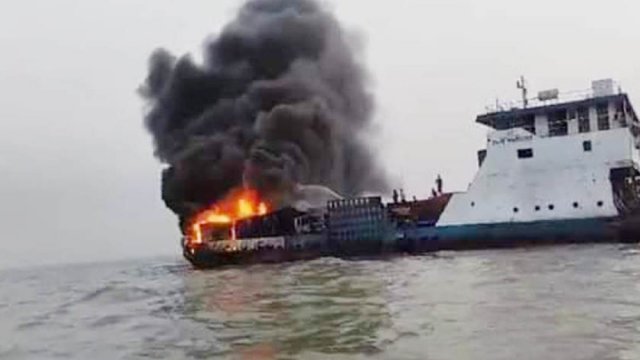 মেঘনায় ফেরিতে আগুন, পুড়ল ১০ পণ্যবাহী ট্রাক | বিবিধ নিউজ 
