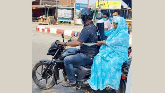 পিঠে অক্সিজেন সিলিন্ডার বেঁধে মোটরসাইকেলে শিক্ষিকা মাকে নিয়ে হাসপাতালে 
