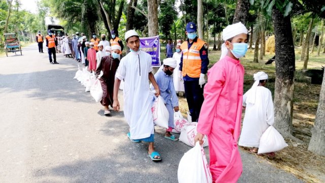২০০ অস্বচ্ছল শিক্ষার্থীকে ত্রাণ সামগ্রী দিলো কোস্টগার্ডের টিম | মাদরাসা নিউজ 